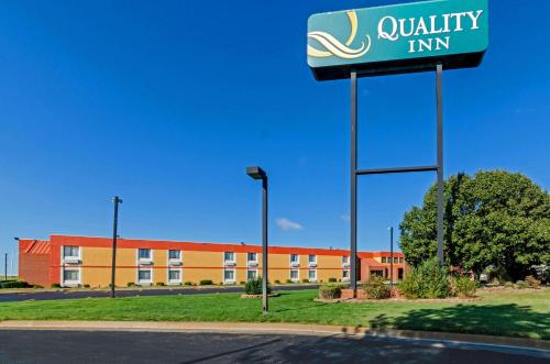 hotels with suites in Wichita