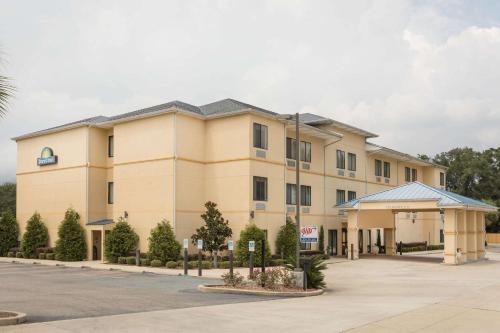 Days Inn by Wyndham Semmes Mobile - Best Pool Hotels in Mobile, AL