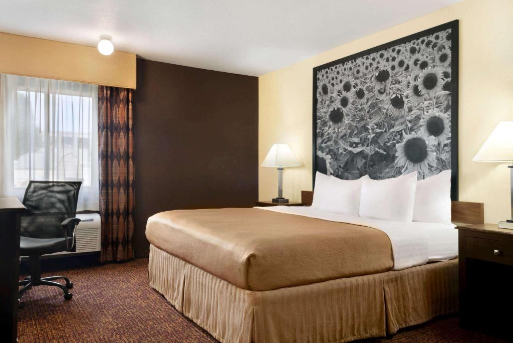 Super 8 by Wyndham Des Moines - Best Pool Hotels in Des Moines, IA