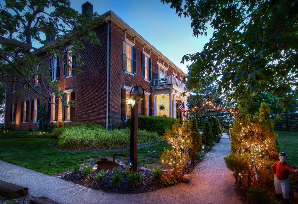 Historic Maple Hill Manor Bed & Breakfast - Best Hotels in Kentucky