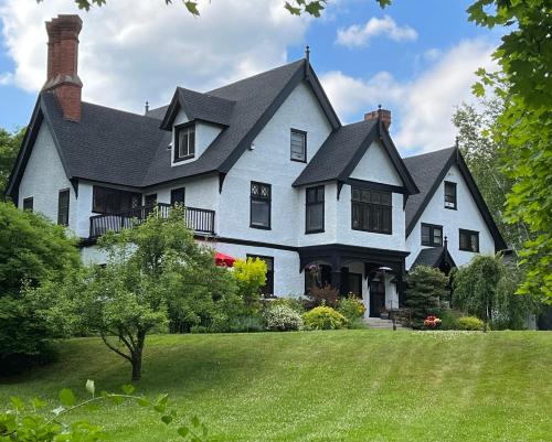 Manor House Inn - Best Hotels in Connecticut