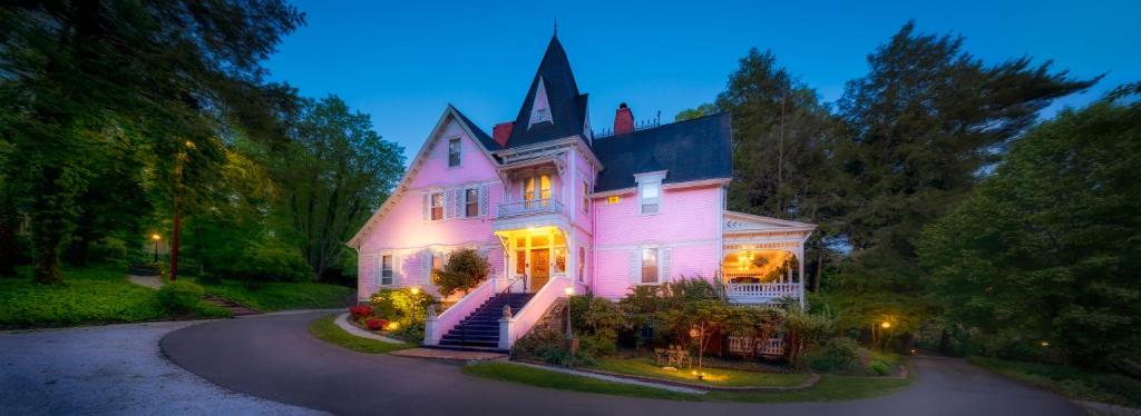Cedar Crest Inn - Best Parking Hotels in Asheville, NC