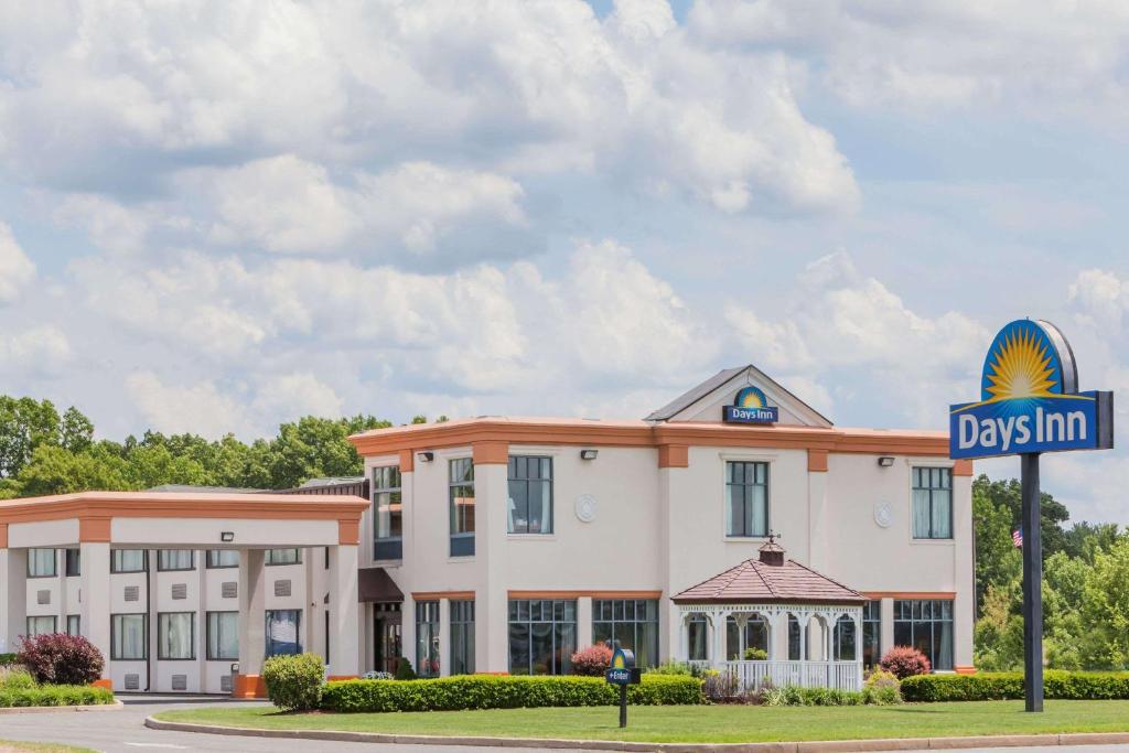 Days Inn by Wyndham Windsor Locks/Bradley Intl Airport - Best Hotels with Airport Shuttle Service in Connecticut