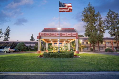 Piccadilly Inn Airport - Best Parking Hotels in Fresno, CA