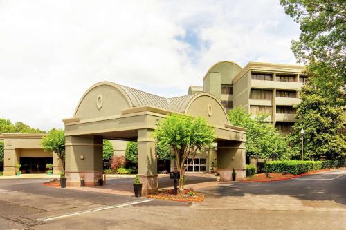 DoubleTree by Hilton Atlanta Windy Hill Ballpark - Best Parking Hotels in Georgia