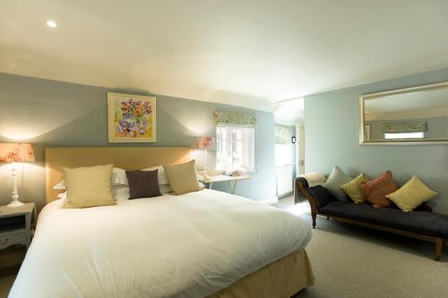 The Greyhound on the Test Hotel