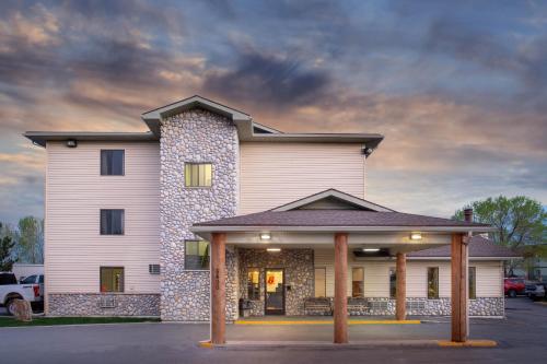 Super 8 by Wyndham Billings - Best Fitness Hotels in Billings, MT