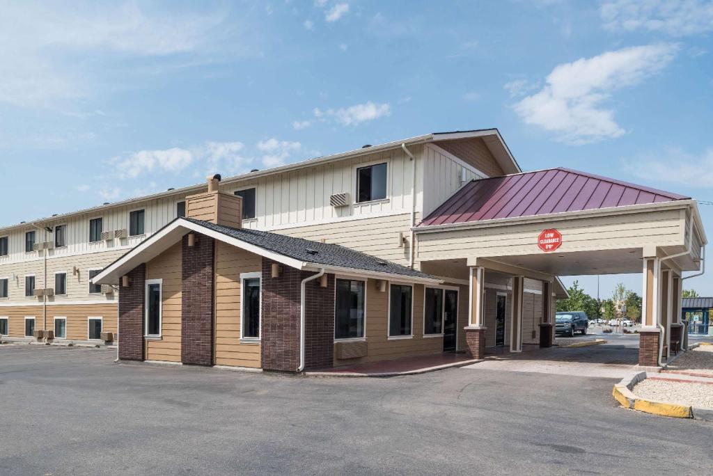 Super 8 by Wyndham Boise - Best Hotels with Airport Shuttle Service in Boise, ID