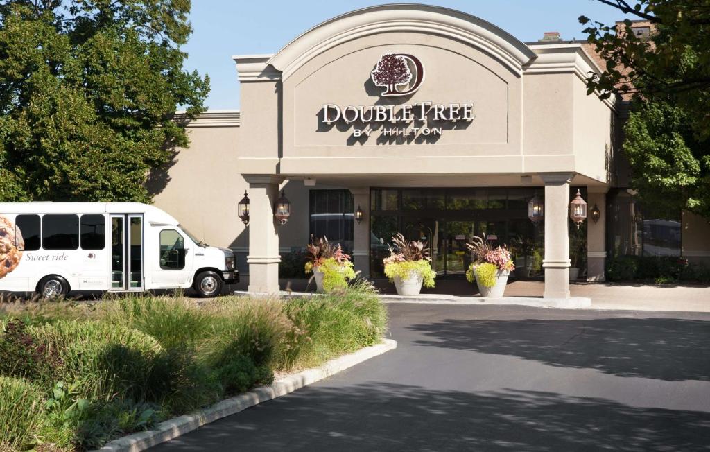 DoubleTree by Hilton Chicago/Alsip - Best Hotels with Airport Shuttle Service in Illinois