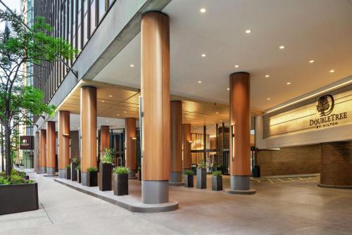 DoubleTree by Hilton Chicago Magnificent Mile - Best Pool Hotels in Illinois