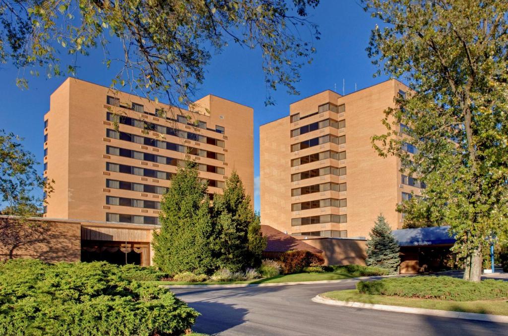 Hilton Chicago/Northbrook - Best Pool Hotels in Illinois