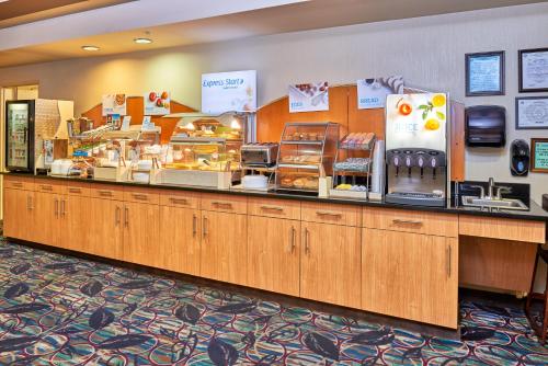 Holiday Inn Express & Suites El Paso Airport by IHG - Best Hotels with Airport Shuttle Service in El Paso, TX