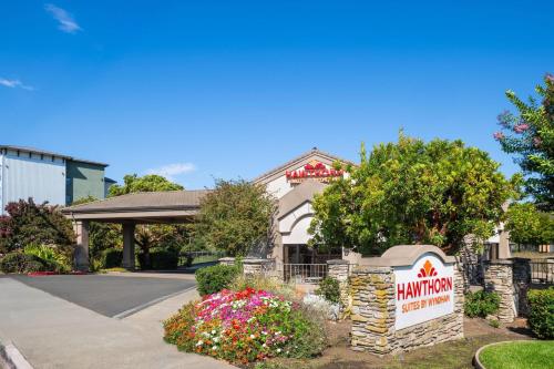 Hawthorn Suites by Wyndham Napa Valley - Best Hotels with Free Breakfast in Napa Valley, CA