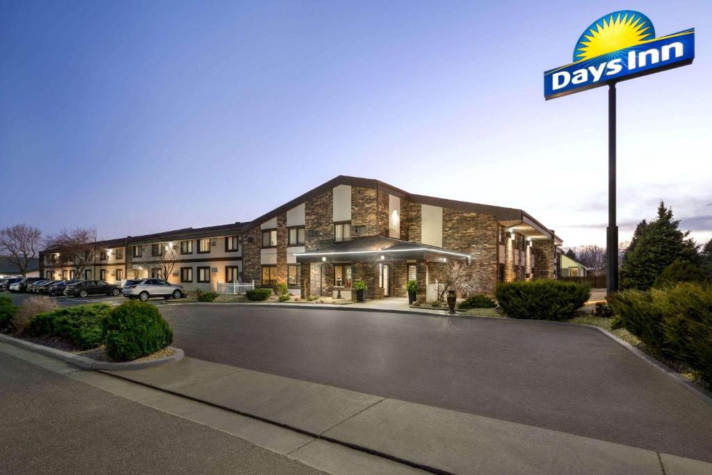 Days Inn by Wyndham Fort Collins - Best Parking Hotels in Fort Collins, CO
