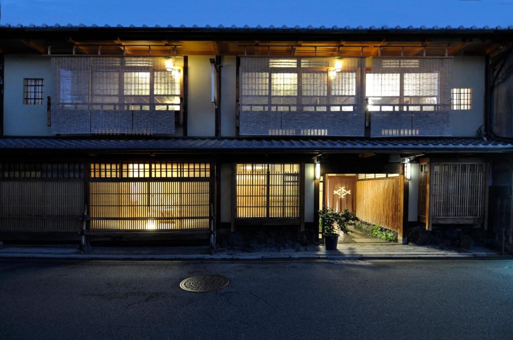 IZUYASU Traditional Kyoto Inn serving Kyoto cuisine - Kyoto Hotels with Onsen