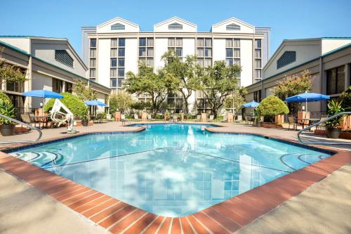 DoubleTree by Hilton DFW Airport North - Best Hotels with Airport Shuttle Service in Texas