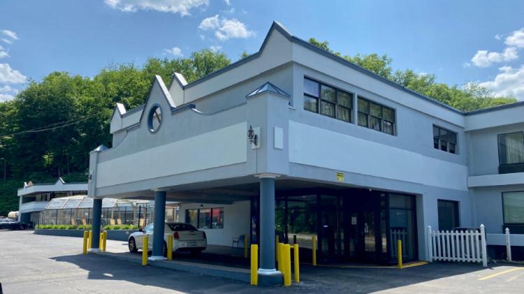 Days Inn by Wyndham Pittsburgh - Best Pool Hotels in Pittsburgh, PA