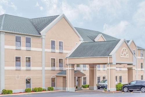 hotels with suites in Rockford