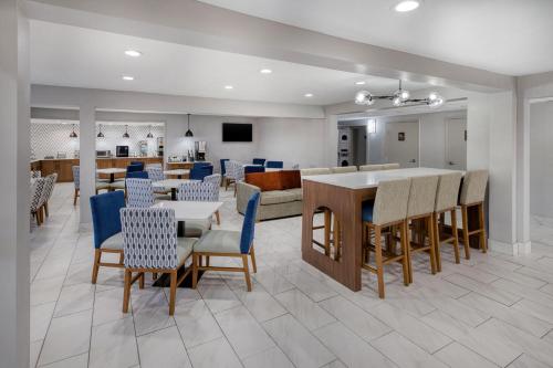 Best Western Greensboro Coliseum Inn - Best Pool Hotels in Greensboro, NC