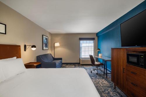 Four Points by Sheraton Greensboro Airport - Best Pool Hotels in Greensboro, NC