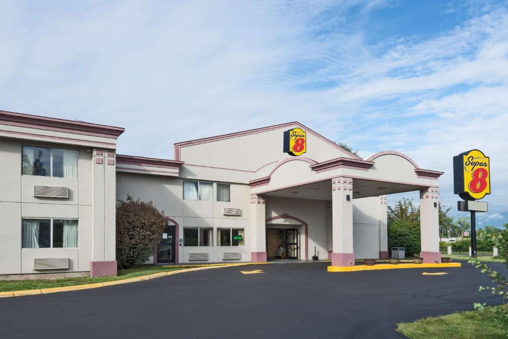 Super 8 by Wyndham Hartford - Best Hotels in Hartford, CT