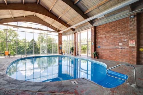 Howard Johnson by Wyndham Branson Theatre District - Best Pet-Friendly Hotels in Branson, MO