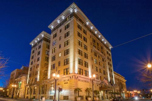 Hotel DeLuxe - Pet Friendly Hotels Portland