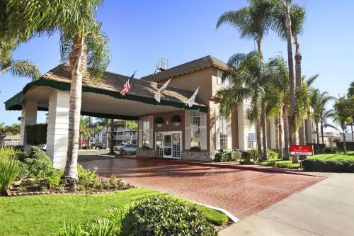 Ramada by Wyndham Costa Mesa/Newport Beach - Best Parking Hotels in Costa Mesa, CA