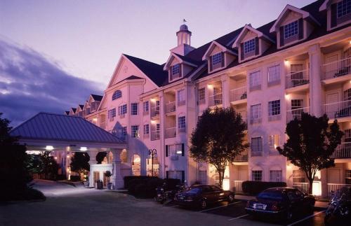 Hotel Grand Victorian - Best Hotels with Free Breakfast in Branson, MO