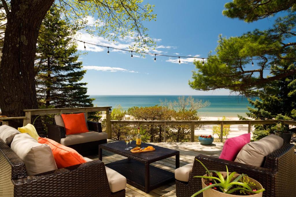 Looking Glass Beachfront Inn - Best Hotels in Michigan