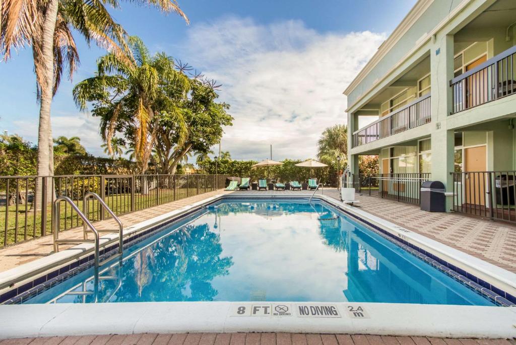 Quality Inn Boca Raton University Area - Best Hotels with Free Breakfast in Boca Raton, FL