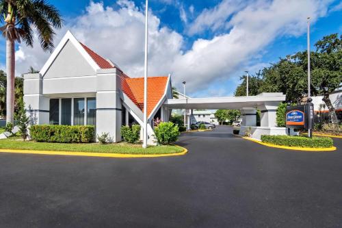 Howard Johnson by Wyndham Vero Beach / Downtown - Best Hotels in Vero Beach, FL