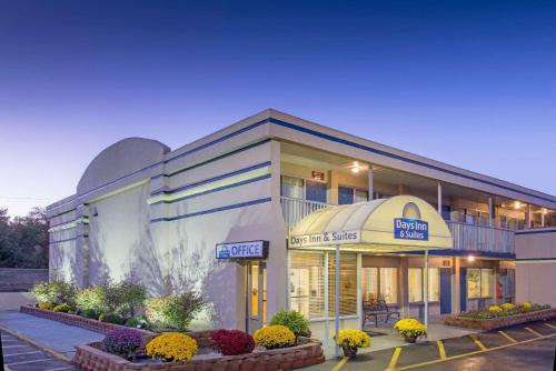 hotels with suites in Troy