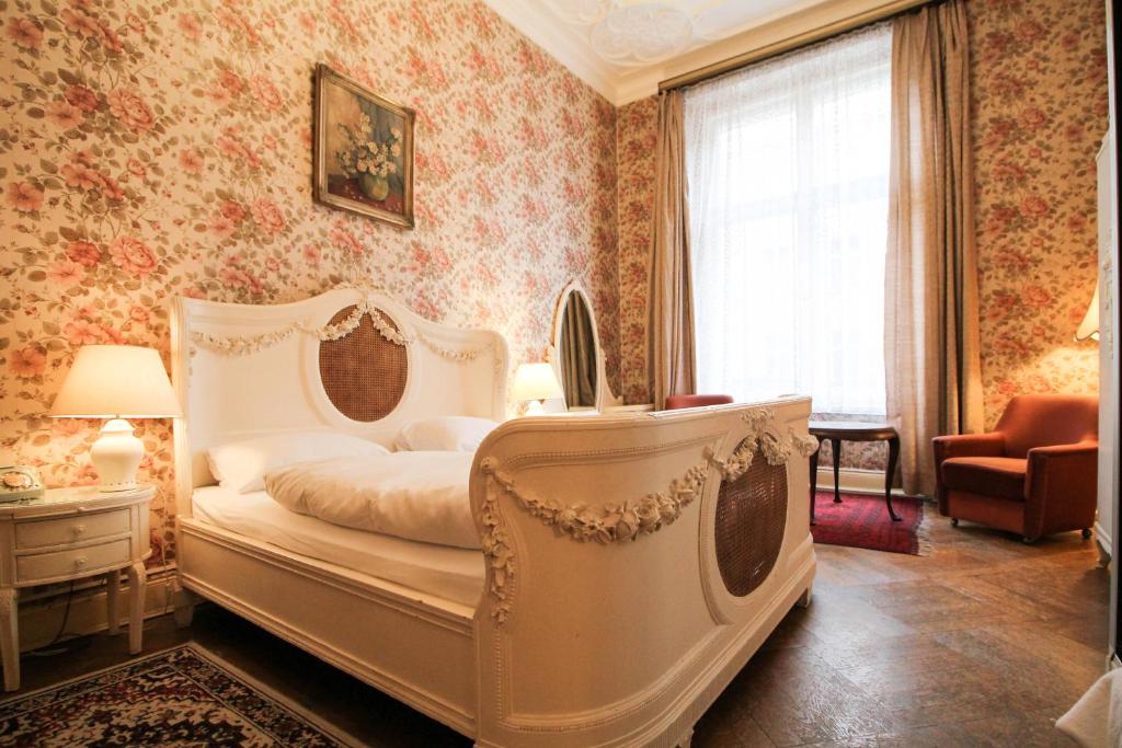 Hotel-Pension Funk am Kurfürstendamm - Best Hotels with Free Breakfast in Berlin