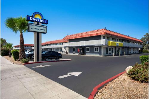 Days Inn by Wyndham Fresno South - Best Hotels with Free Breakfast in Fresno, CA