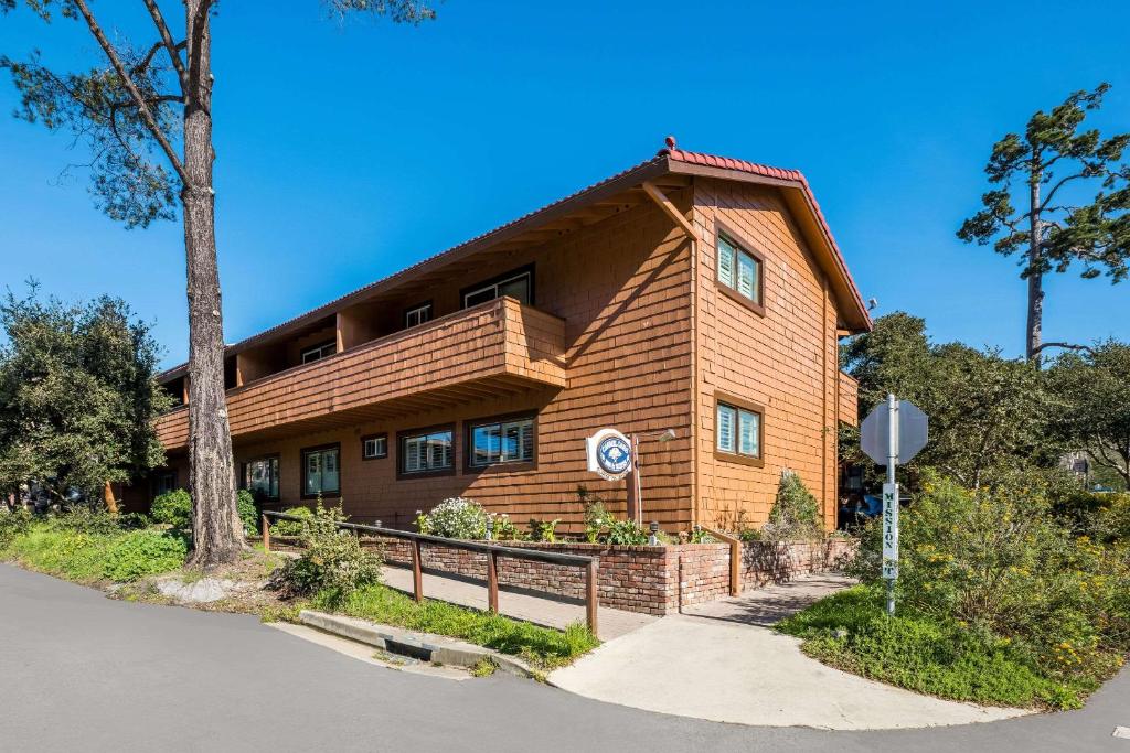 Clarion Collection Carmel Oaks Inn - Best Hotels with Free Breakfast in Carmel-by-the-Sea, CA