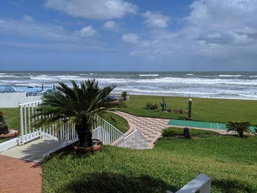 Shoreline Suites & Cabana Cottages – Beachfront