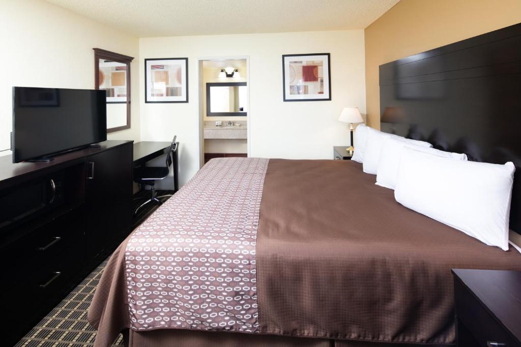 Red Lion Inn & Suites Redding - Best Pet-Friendly Hotels in Redding, CA