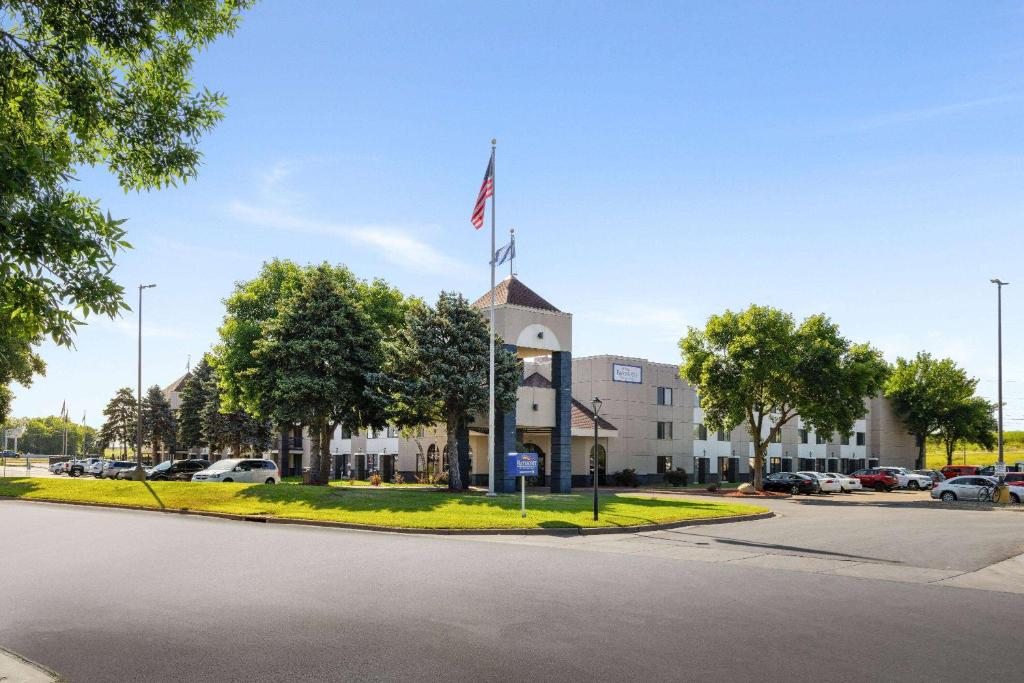 Baymont by Wyndham Shakopee - Best Pool Hotels in Minneapolis - St. Paul, MN