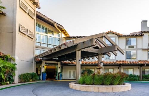 DoubleTree by Hilton Campbell - Pruneyard Plaza - Best Hilton Worldwide Hotels in California
