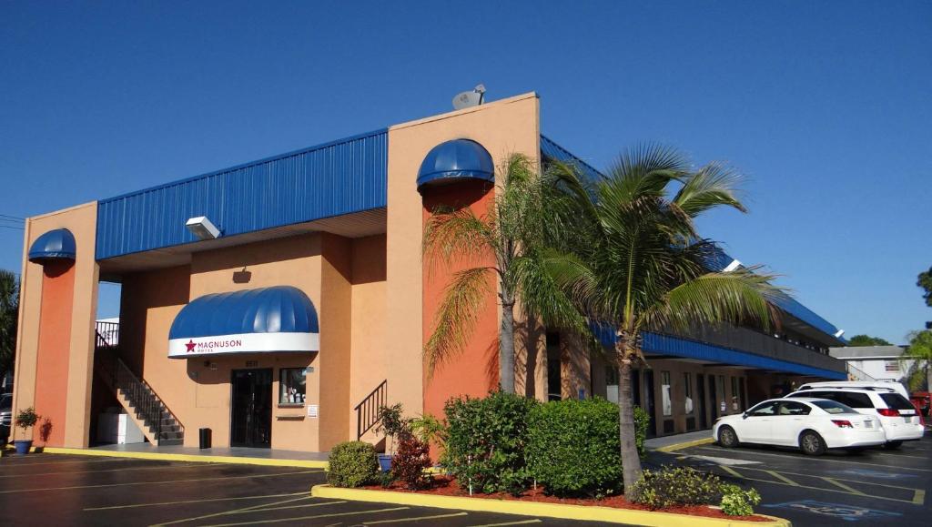 Magnuson Hotel Bradenton - Best Hotels with Free Breakfast in Bradenton, FL