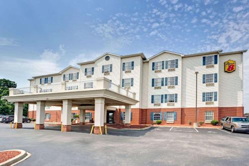 Super 8 by Wyndham Louisville/Expo Center - Best Hotels with Free Breakfast in Louisville, KY
