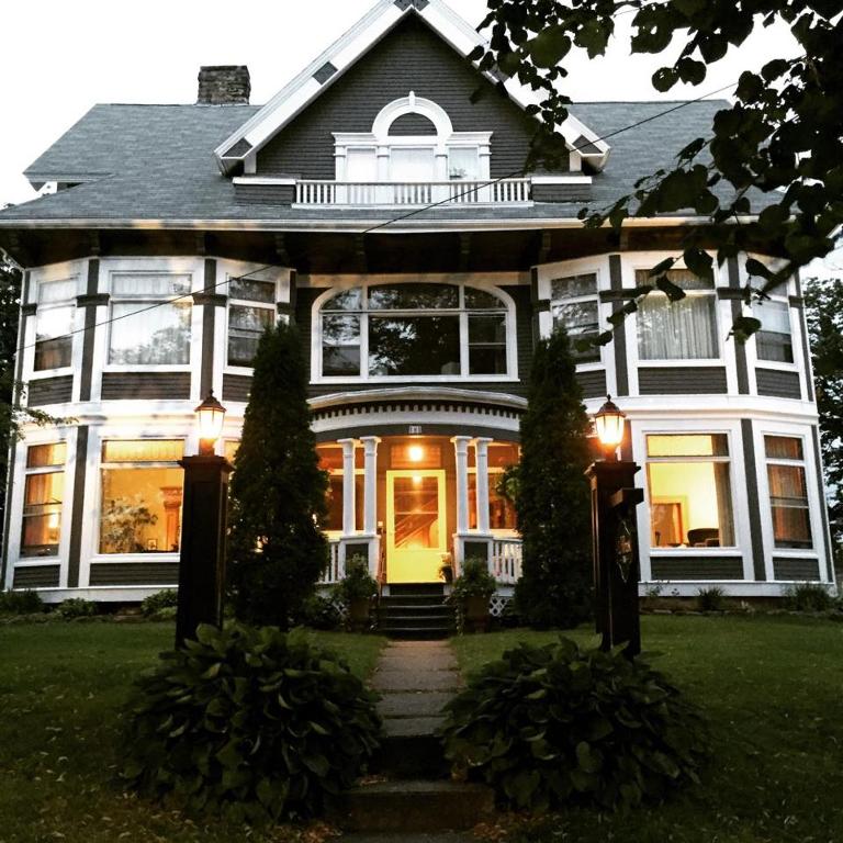 Hillhurst Inn - Best Hotels in Prince Edward Island
