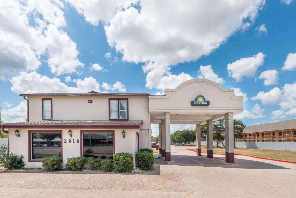 Days Inn by Wyndham Bryan College Station - Best Pool Hotels in College Station, TX
