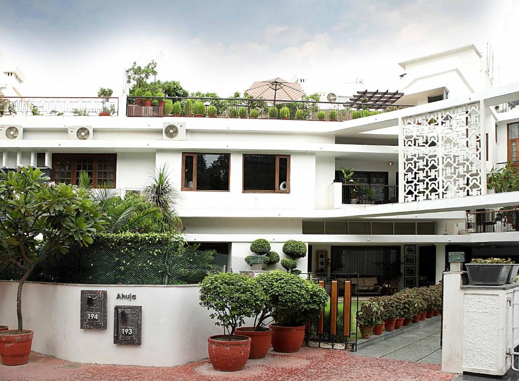 Ahuja Residency Golf Links - Affordable Hotels in Delhi