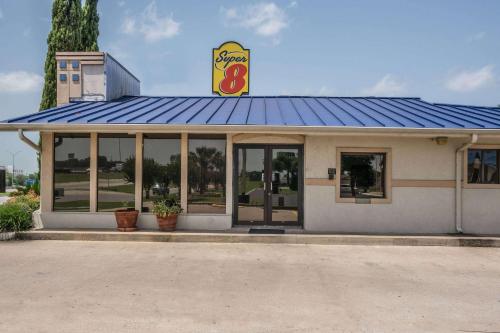Super 8 by Wyndham San Marcos - Best Hotels in San Marcos, TX