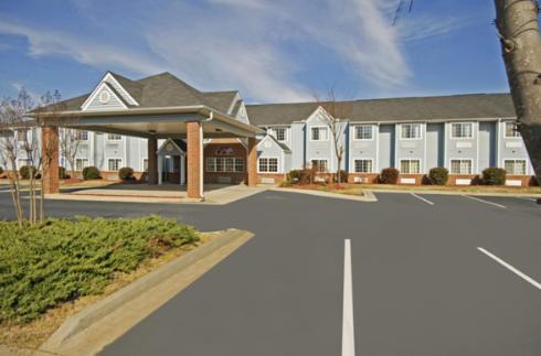 hotels with suites in Hampton