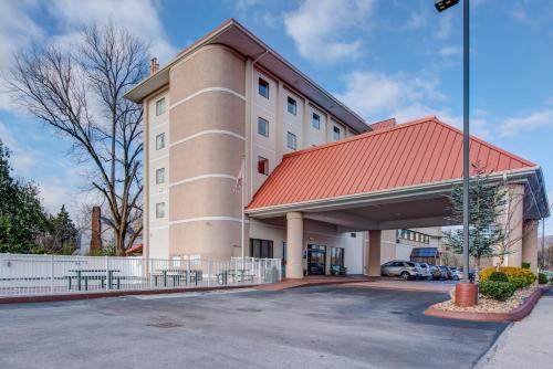 River Bend Inn - Pigeon Forge - Best Hotels with Free Breakfast in Pigeon Forge, TN