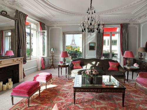 Hôtel Plaza Athénée - Dorchester Collection - Best Hotels near American University of Paris