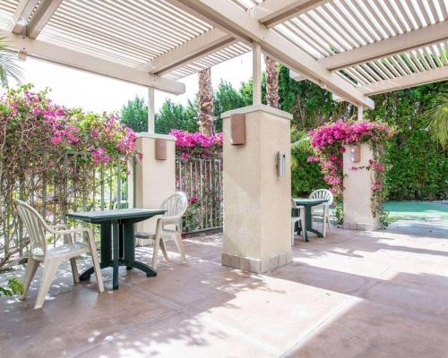 Comfort Suites Palm Desert I-10 - Best Hotels with Free Breakfast in Palm Springs, CA
